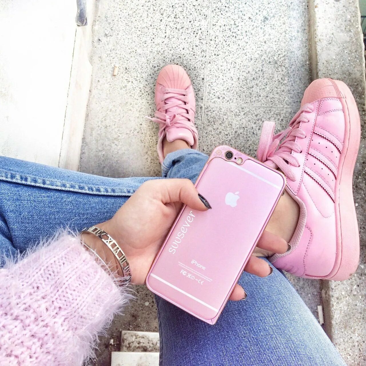 Эстетика розового. Эстетика розового цвета. Девушка с розовым айфоном. Модные девушки с айфонами.