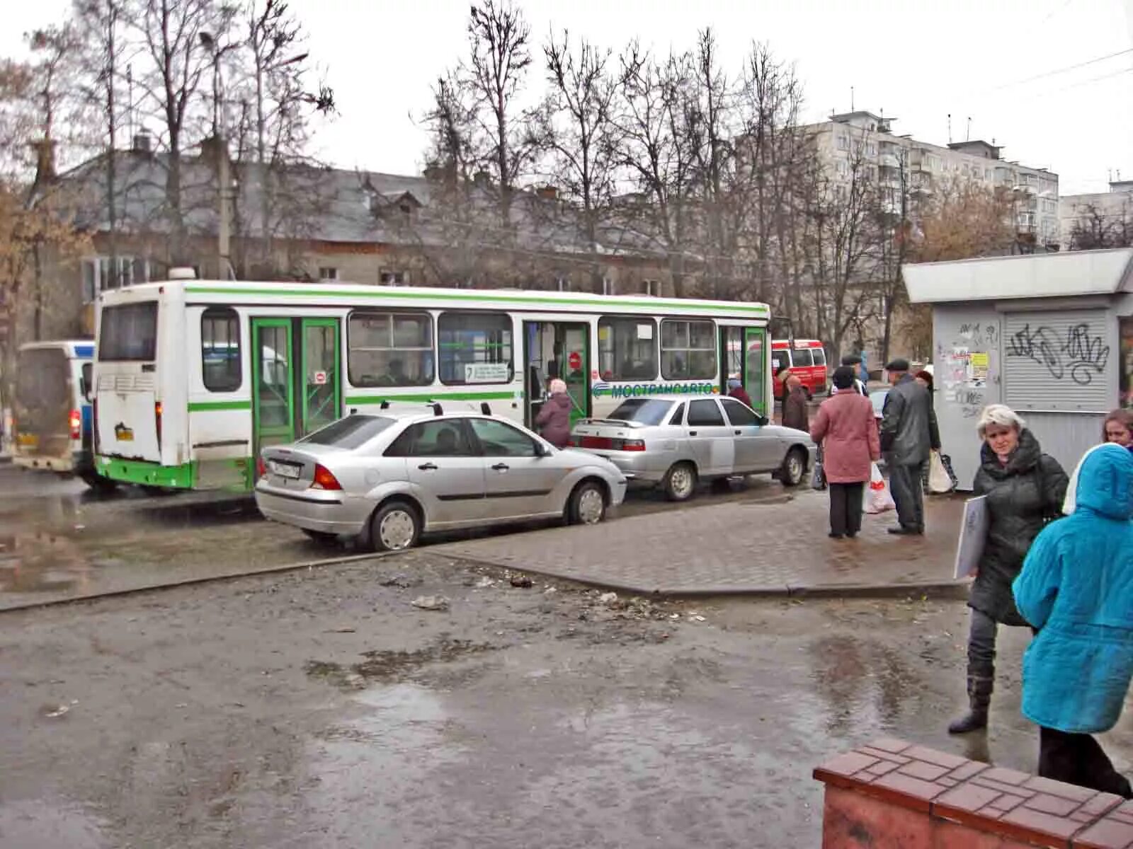 На остановке общественного транспорта подростки нецензурно. Город Жуковский Автобусный парк. Такси на остановке общественного транспорта. Остановка горсовет Красногорск. Автобус Жуковский зимой.