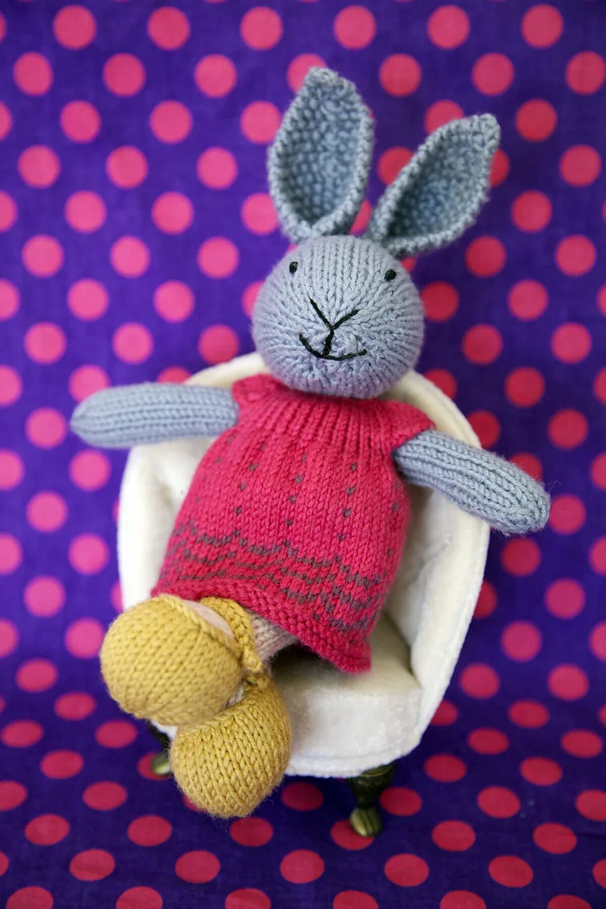 Заяц игрушка. Заяц игрушка спицами. Заяц спицами. Вязаные игрушки зайчики. Вязаные игрушки спицами.
