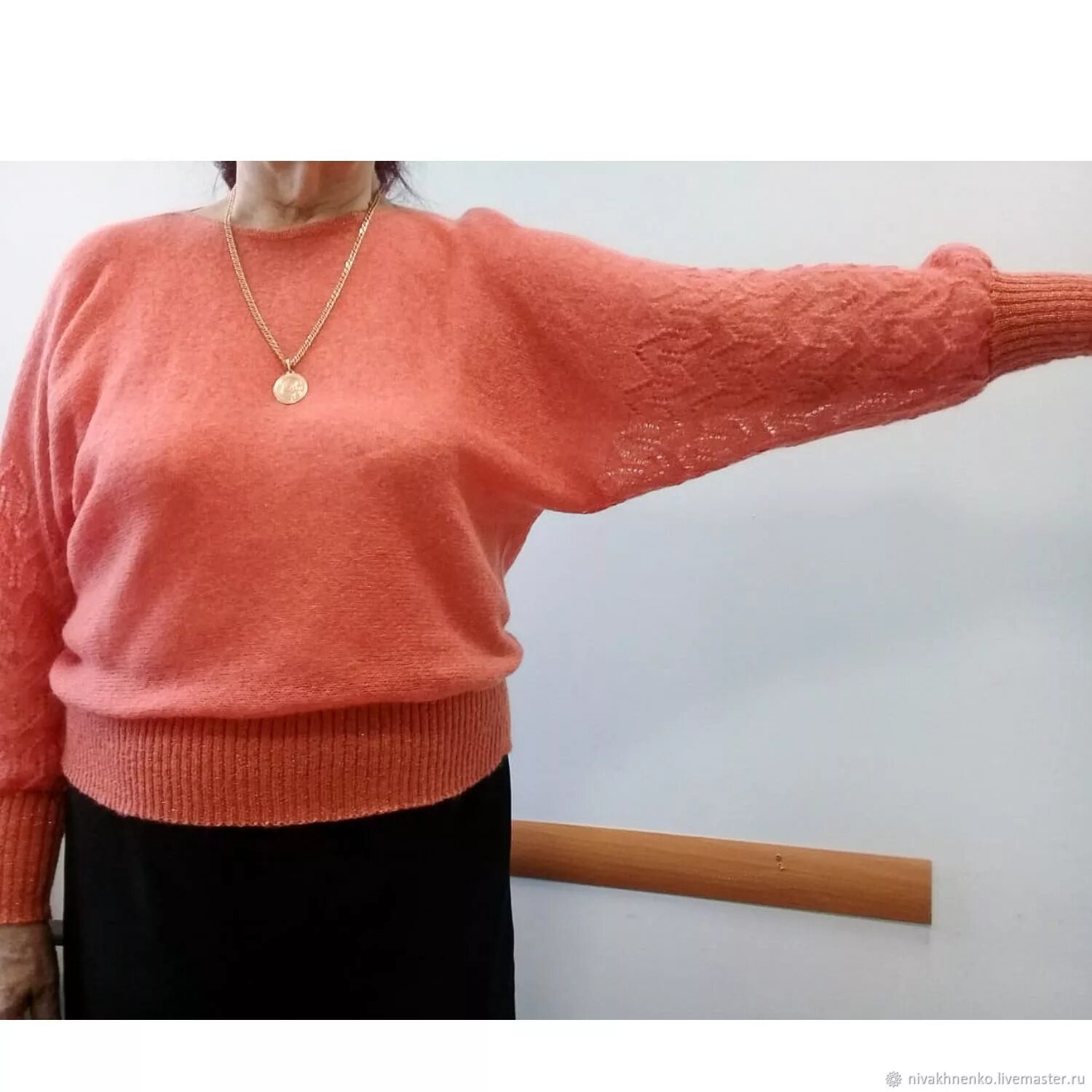 Трикотажная кофта летучая мышь. Выкройка вязаной кофты летучая мышь. Кофта летучая мышь вайкики с люрексом. Свитер с рукавом летучая мышь спицами. Ажурный джемпер летучая мышь.