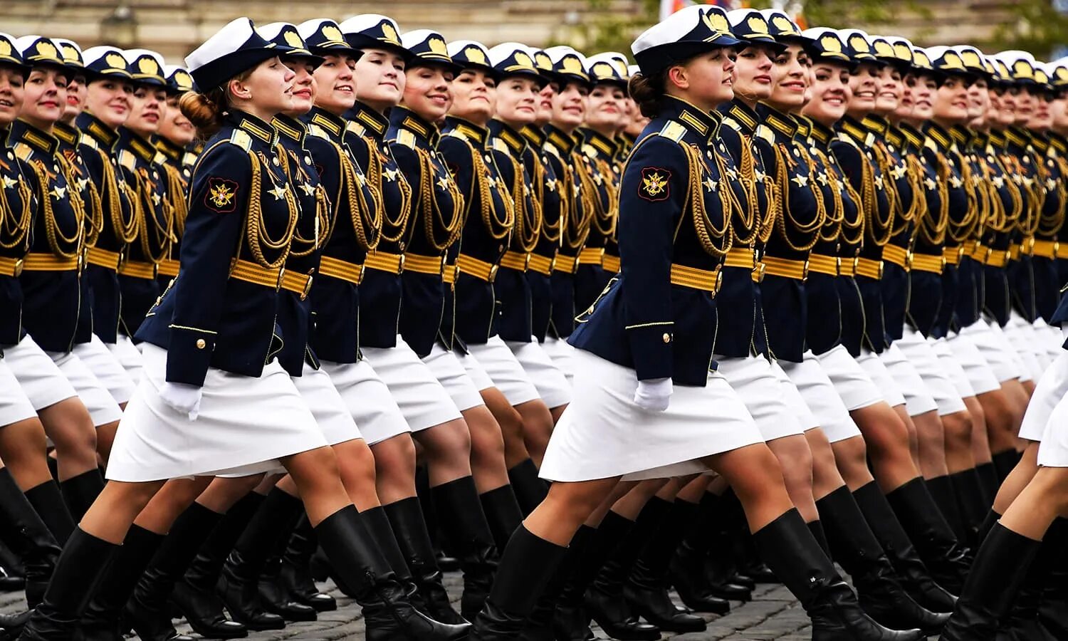 Муж парад. Женский военный парад. Военная форма. Женщины на параде. Женская парадная Военная форма.