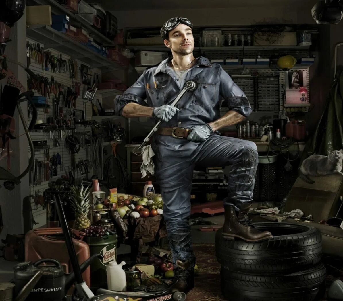 В феврале в мастерской. Фотограф Фредди Фабрис. Мужчина в гараже. Автомеханик. Креативная реклама автомастерской.