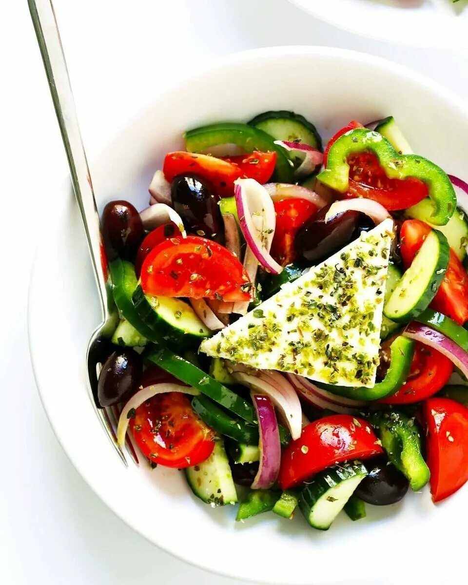 Греческий классик. Greek Salad(греческий салат). Греческий салат Шоколадница. Греческий салат на праздничный стол. Греческий салат без маслин.