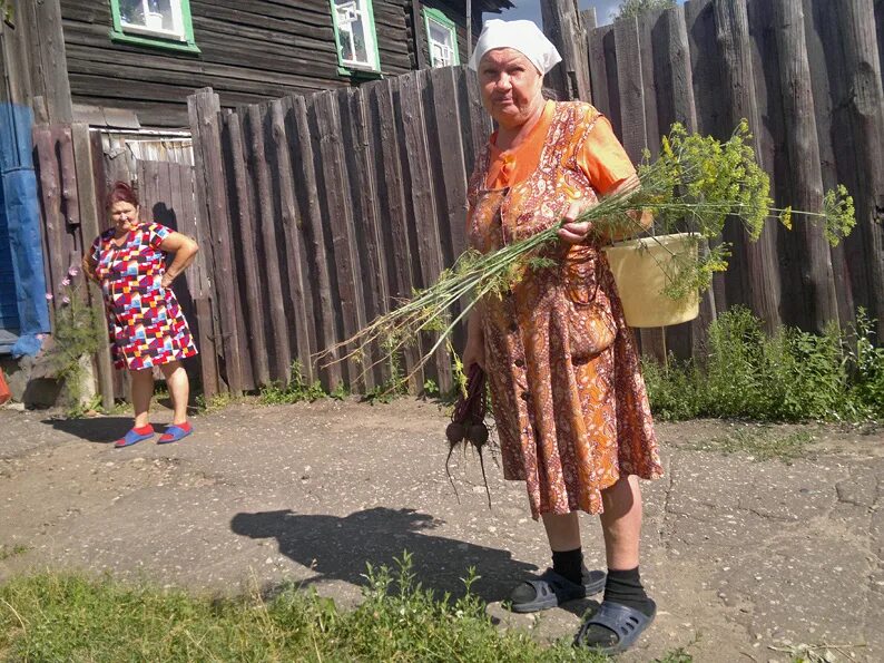 Страдаю соседки. Деревенские соседи. Деревенская соседка. Деревенские соседи фото. Соседка по даче прикольные.