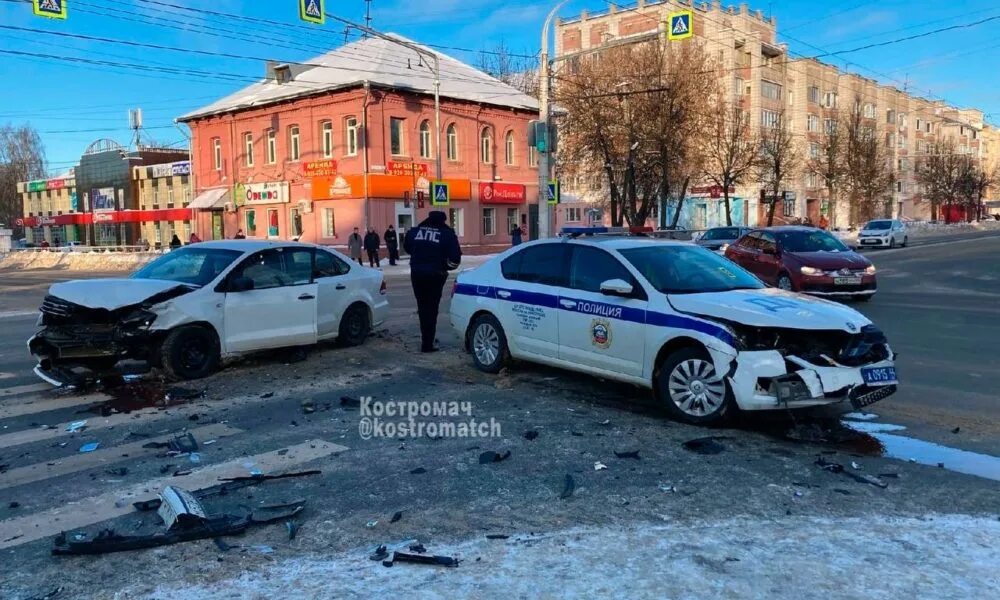 ДПС Кострома. Машины ДПС В Костроме. Автокатастрофа в Костроме. Полицейская машина врезалась