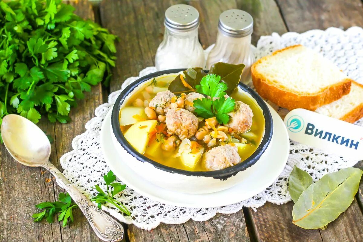 Суп с фрикадельками и красной фасолью. Фасолевый суп с фрикадельками. суп с фрикадельками и фасолью. тосканский суп с фрикадельками. суп с фрикадельками и бобовыми.