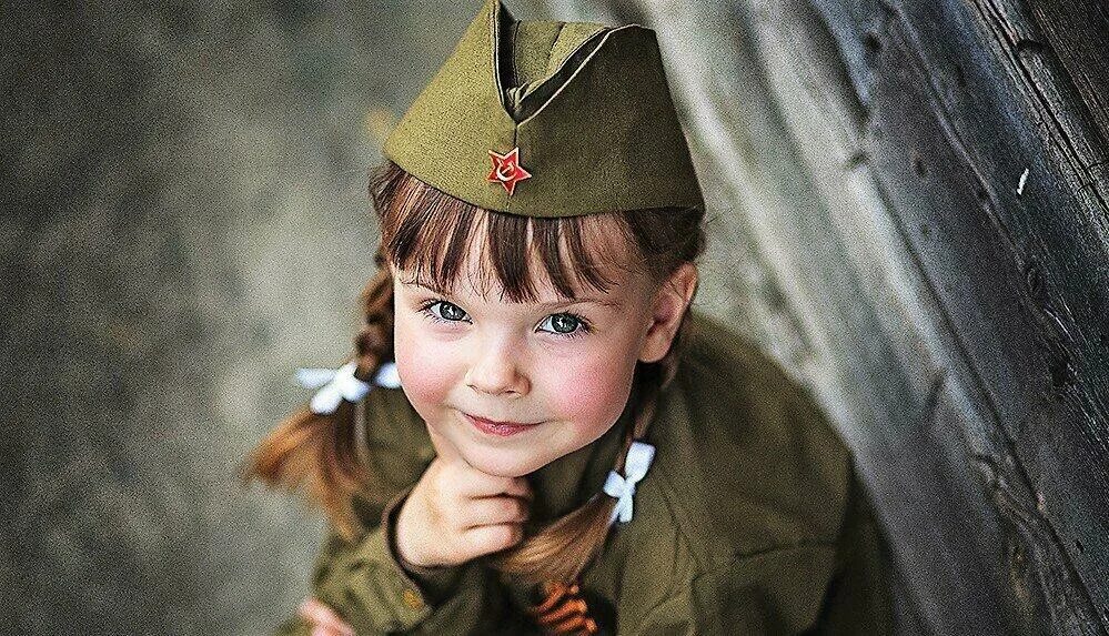 Дети в военной форме. Девочка в военной форме. Детская фотосессия в военной форме. Маленькие детки в военной форме.