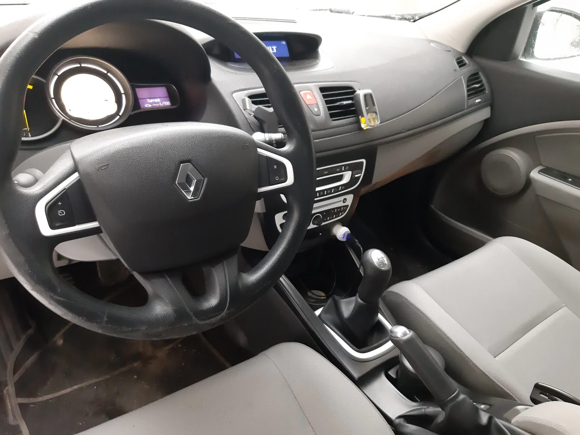Блютуз в рено меган 3. Установка часов меган 3. Renault fluence 3. Renault megane 3 универсал салон. Штатная магнитола рено флюенс.
