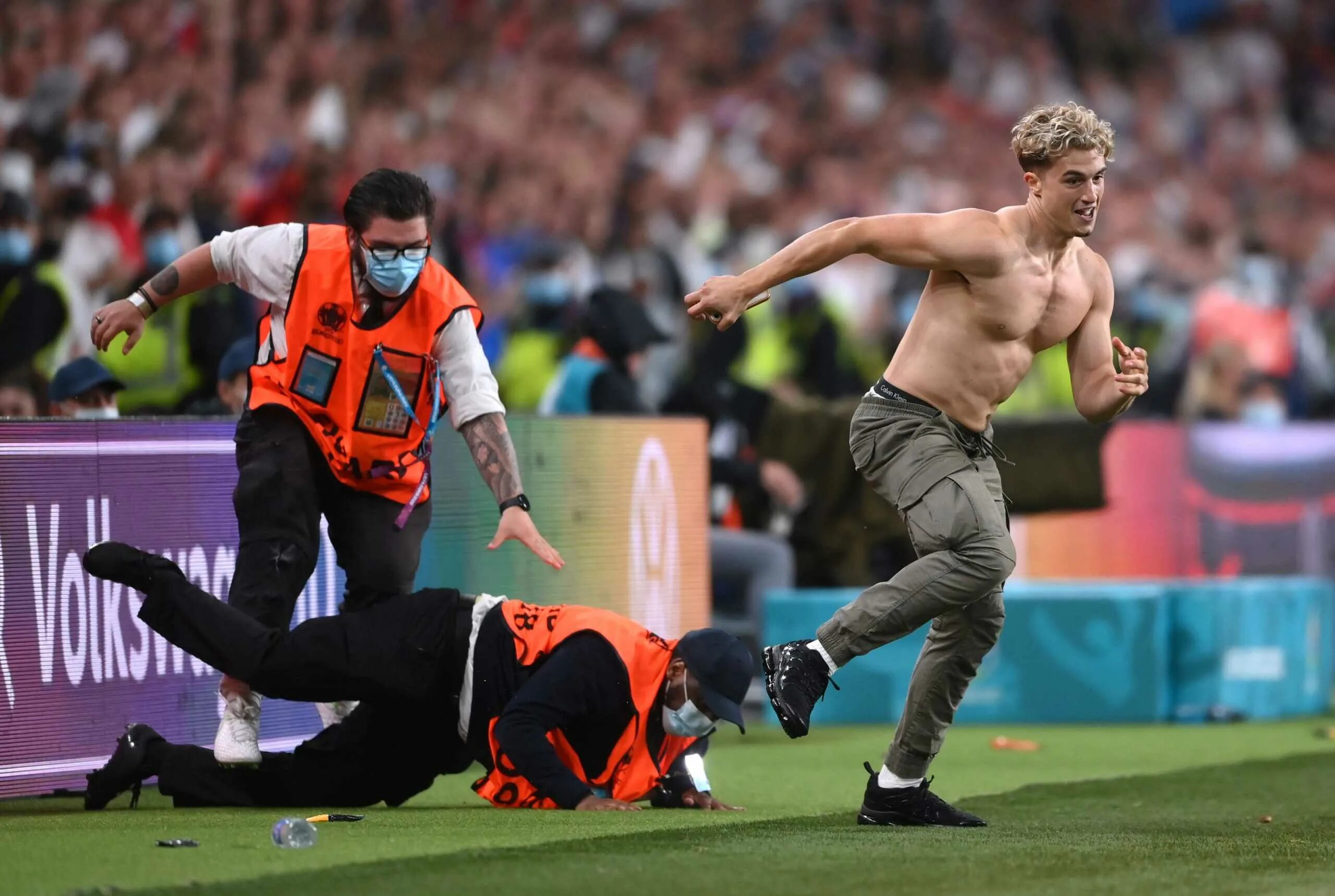 Человек выбежал на поле. Англия Италия финал евро 2020. Фанаты сборной Италии евро 2020. Болельщик выбежал на поле. Фанат выбежал на поле.