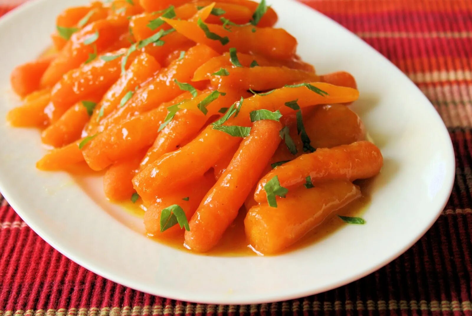 Блюда из отварных овощей. Блюда из моркови. Кламбированая морковь. Припущенные овощи морковь. Гарнир из морковки.