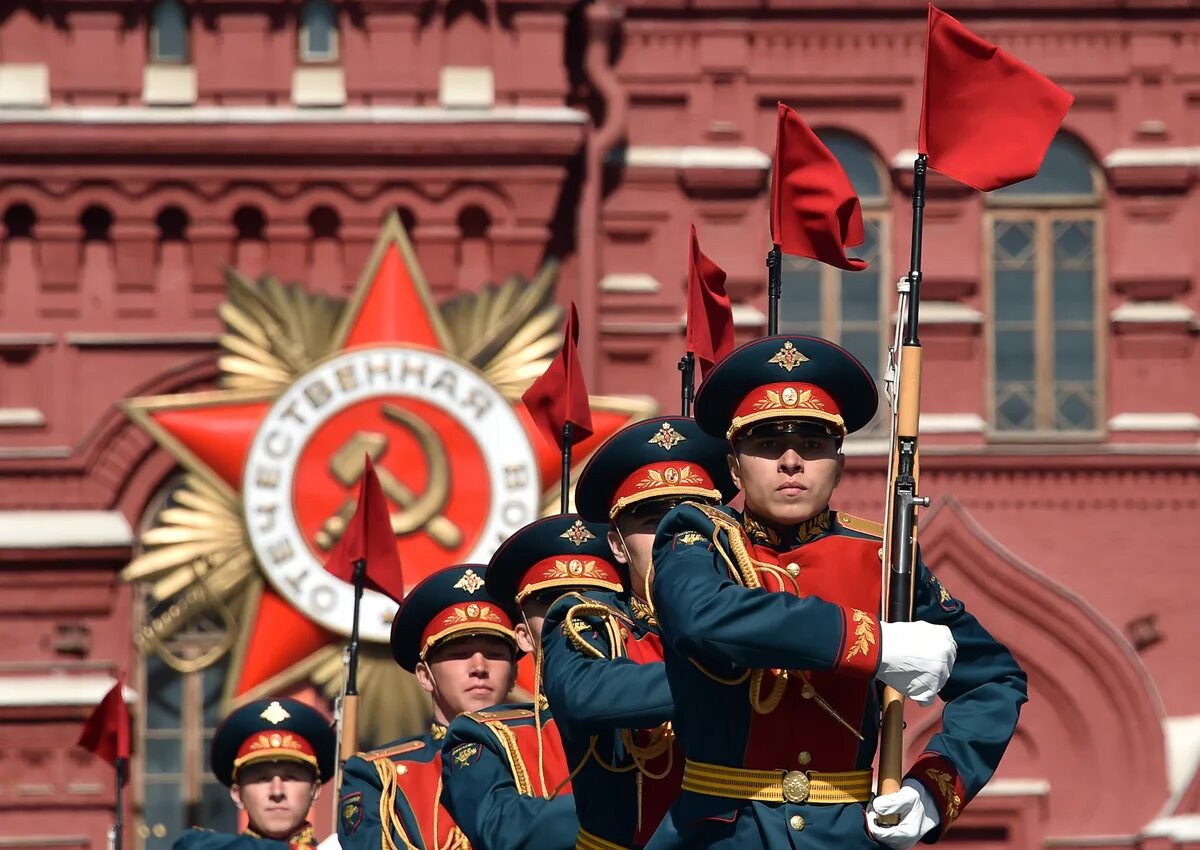 Victory day may. Парад Победы люди. Парад Победы 2010. Парад Победы красивый. Дети на параде Победы.