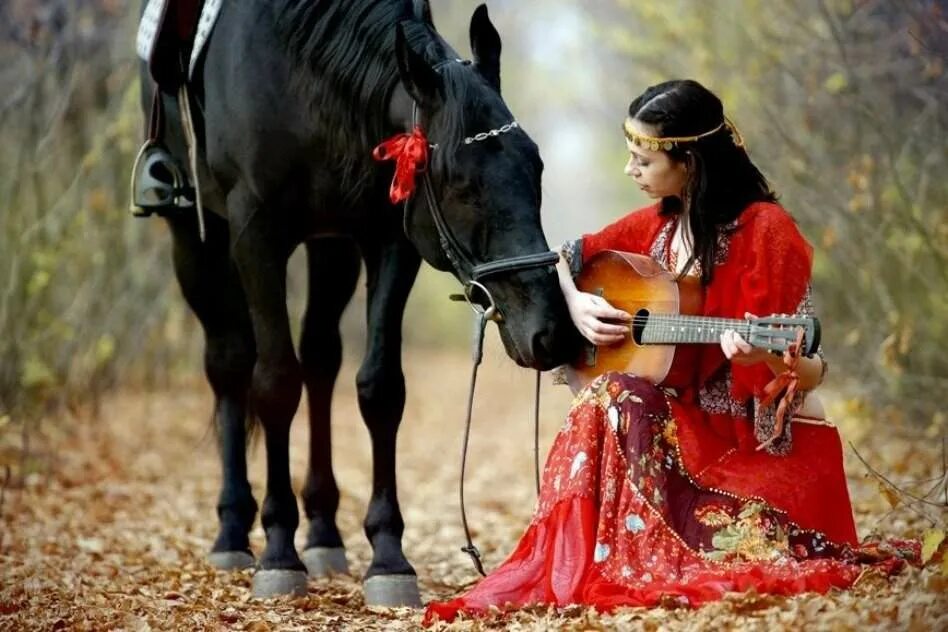 поет цыганская девушка. цыганки красавицы. поет цыганская девушка. поет цыганская девушка. девушки цыганки.