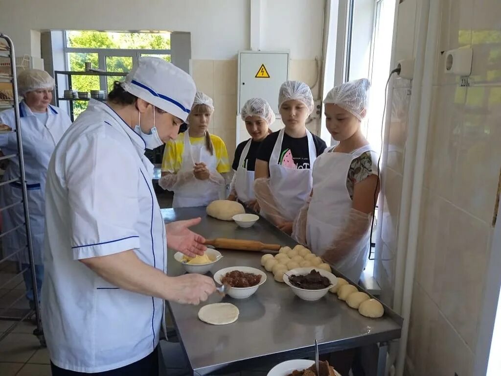 еда в школьной столовой в россии. заведующая производством столовой. заведующий производством столовая. повар в столовой. еда в школьной столовой.