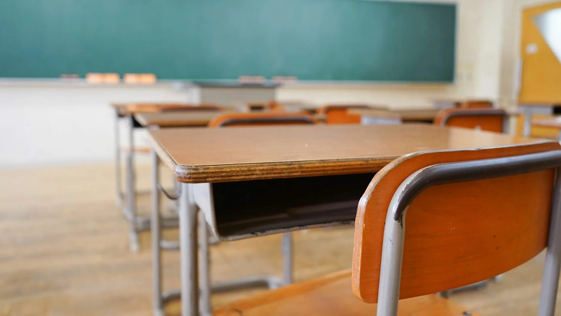 Парты в школе. Парты в классе. Класс в школе. Школьный класс. Пустые школьные парты.