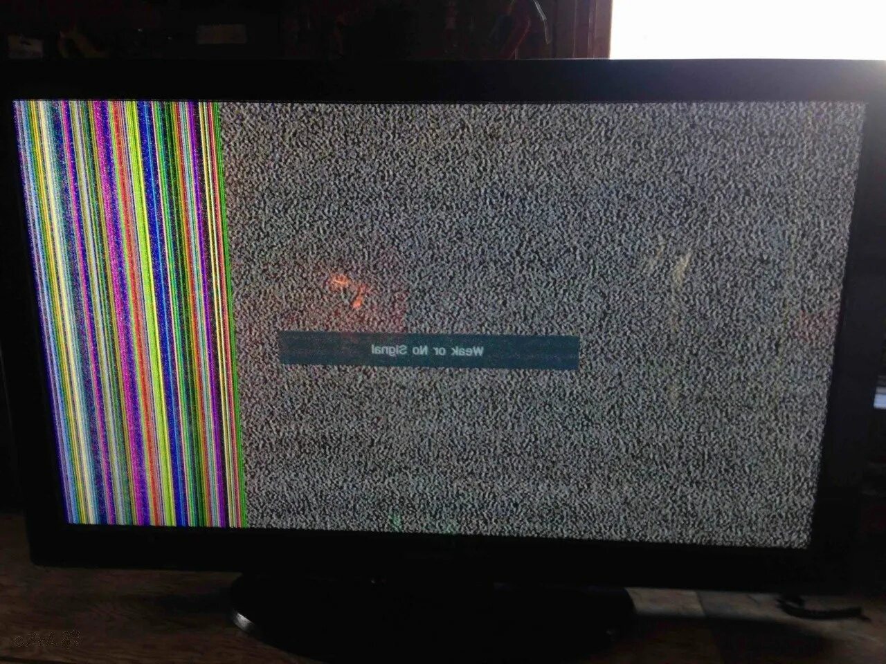 Телевизор сломался буду. Телевизор самсунг рябит экран. LG плазма горизонтальная полоса. Телевизор сони разбита матрица. Сломанный экран телевизора.
