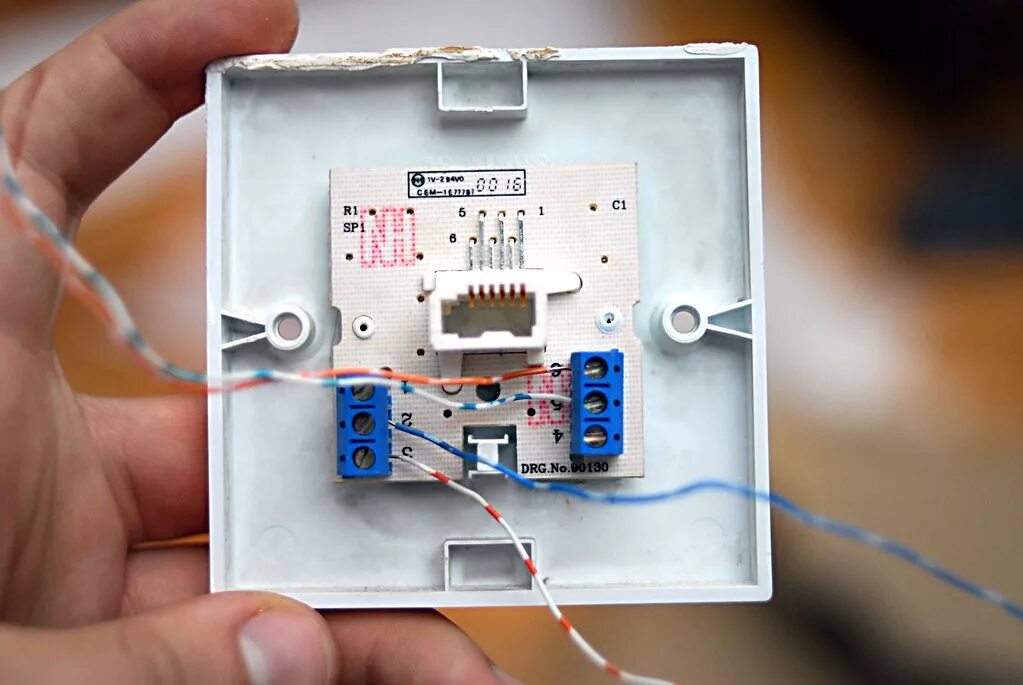 Подключение проводного телефона. Телефонная розетка RJ-11 схема подключения. Розетка RJ-11 на корпус. Распайка телефонной розетки rj11. Телефонная розетка RJ-11 схема подключения 4 провода.