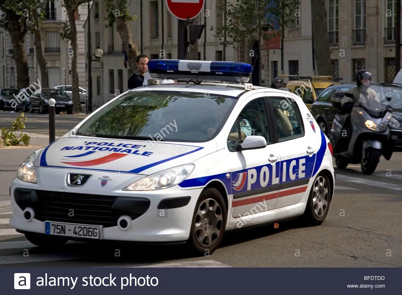 Peugeot 407 Police. Французская Полицейская машина. Полицейские автомобили Франции. Полиция Франции машины. Нужен номер франции