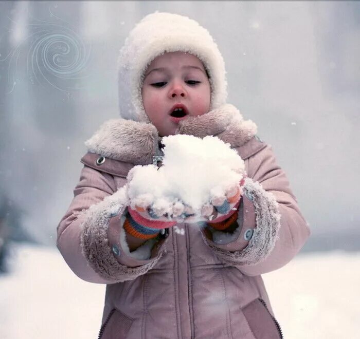 Дети зимой. Дети в снегу. Девочка зимой. Дети снежки.