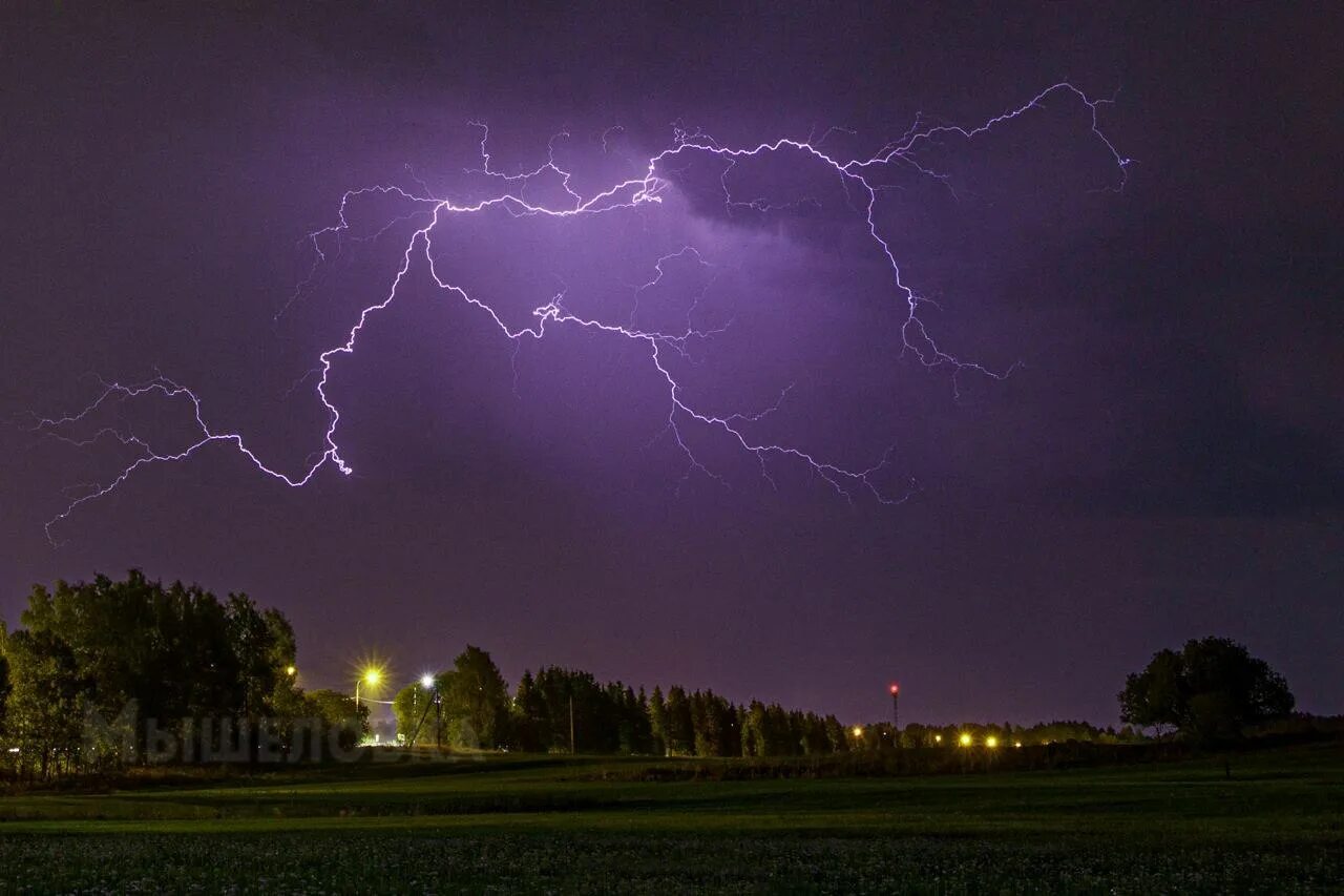 Гроза ночью. Гроза и дождь. Молния фото. Вертикальная молния.