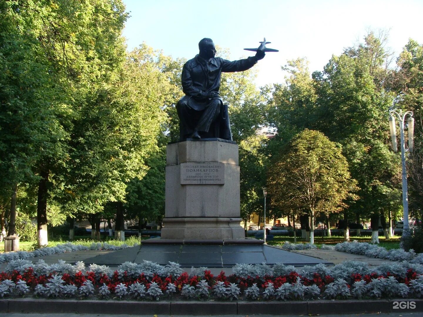 Пл орел. Памятник Поликарпову в Орле. Площадь Поликарпова Орел. Площадь Поликарпова Орел памятник. Памятник Гуртьеву в Орле.