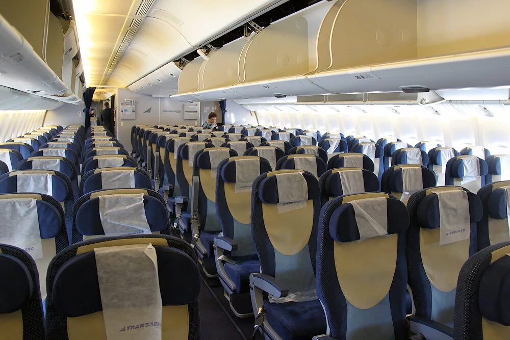 Боинг 777 салон. Боинг 777-300 салон. Салон самолета Боинг 777. Боинг 777-300 салон эконом класса