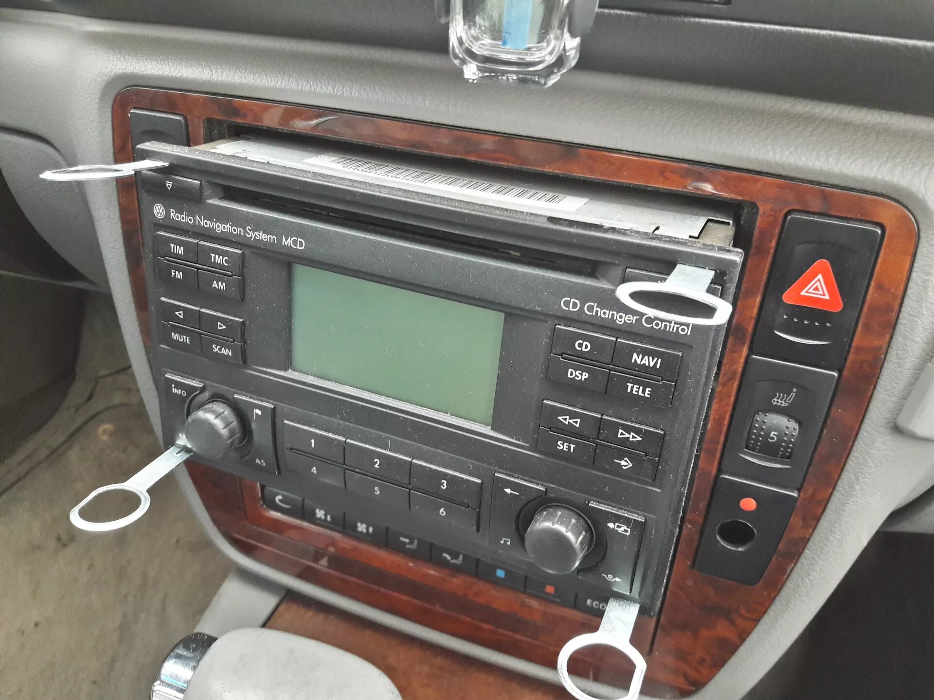 Штатная магнитола vw passat b5. Штатная магнитола пассат б5 плюс. Магнитолы фольксваген пассат. Штатная магнитола volkswagen passat b6. Магнитолы фольксваген пассат.