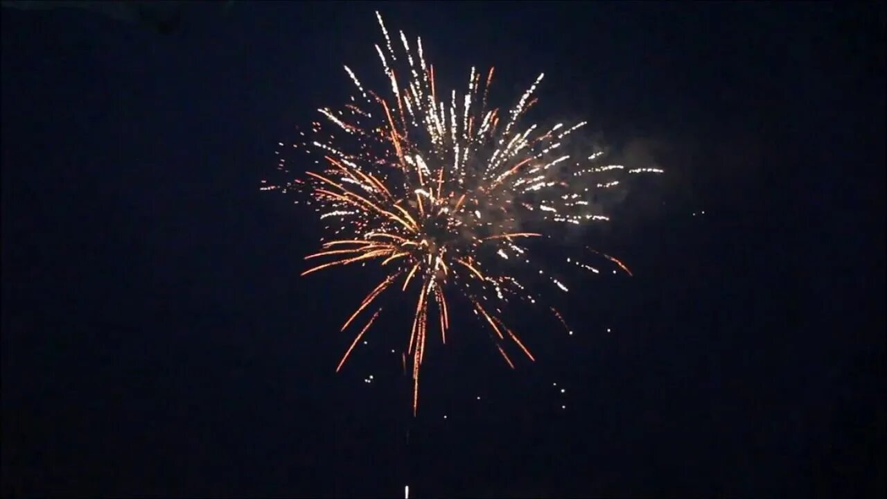 Залп фейерверка видео. Залп хаоса. салют 2&quot; байконур. цветной дым батарея салютов.