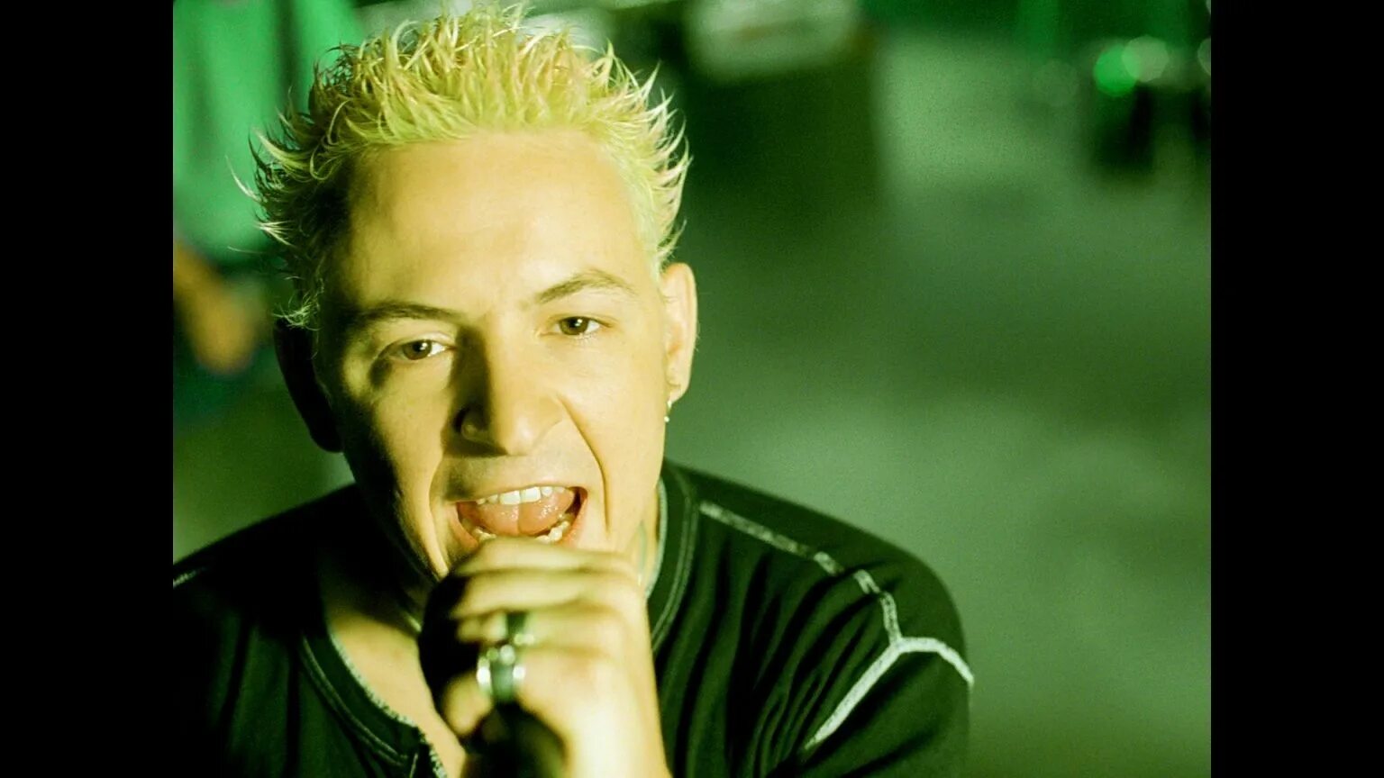 Linkin park one step close. Честер беннингтон. честер беннингтон one step closer. честер беннингтон молодой 1996. linkin park 2001.