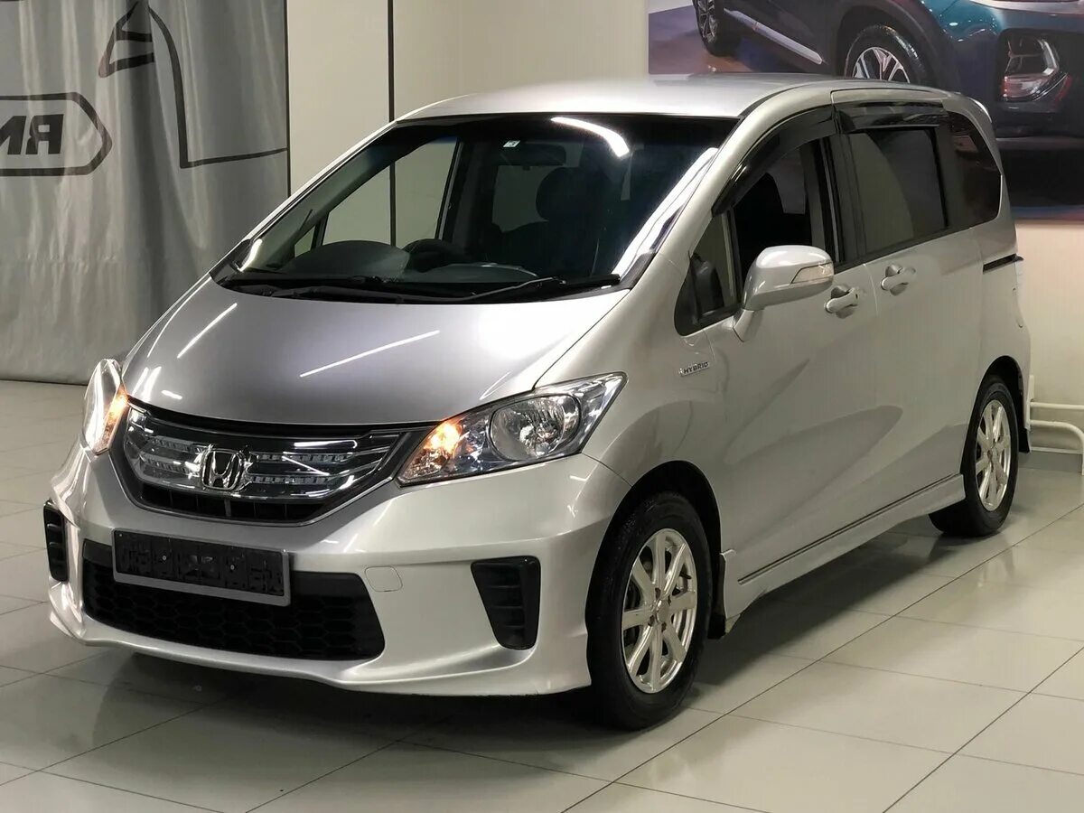 Фрид 2012 года гибрид. Honda freed 2012. Хонда Фрид 2014. Хонда Фрид 2012 года фото. Машина японец большая 2012 года.