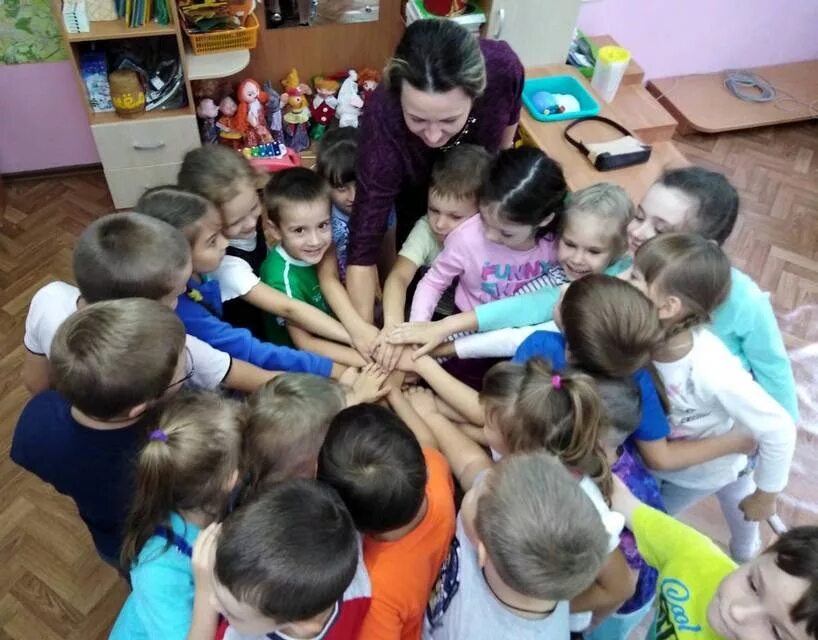 Дети в детском саду. Занятия в садике. Дети на занятии в детском саду. Мероприятия для детей. Обсуждаем детские сады