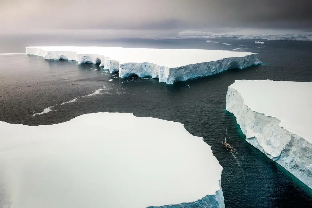 Большой остров покрытый льдами. Шельфовые ледники Антарктиды. Антарктида шельфовый ледник Росса Айсберг. Ледник Аустфонна. Антарктида ледник Туэйтса.