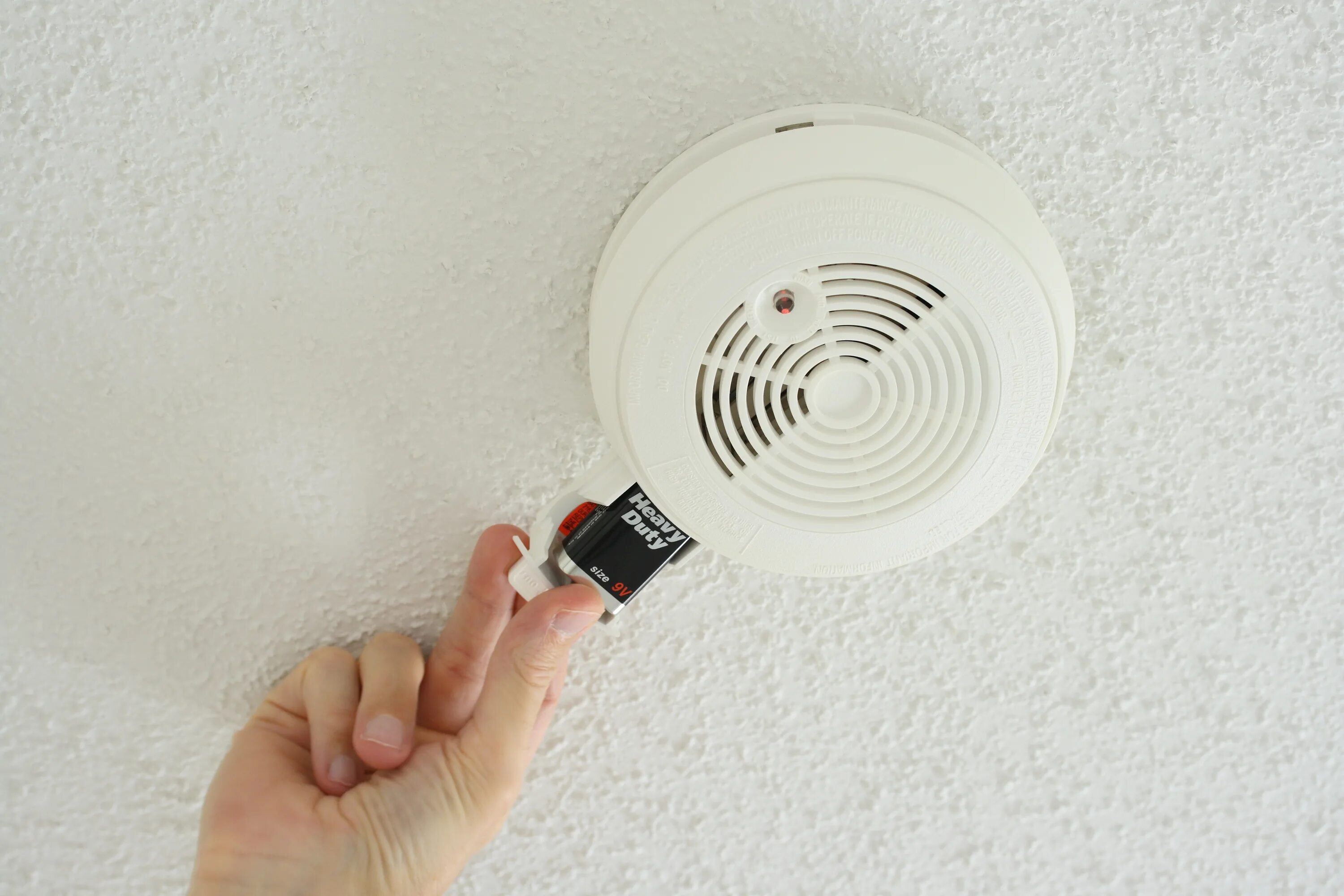 Пожарный извещатель на стену. Детектор дыма Smoke Detector. Датчик пожарной сигнализации. Пожарная сигнализация на потолке. Датчик пожарной сигнализации на стену.