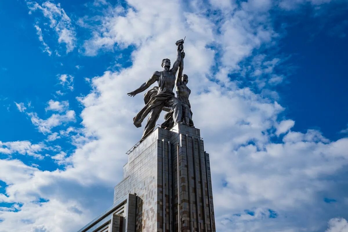 Скульптура рабочий и колхозница где находится. Павильон рабочий и колхозница на вднх. памятник на вднх рабочий и колхозница. в павильоне &quot;рабочий и колхозница&quot; на вднх в москве. вднх памятник колхознице.