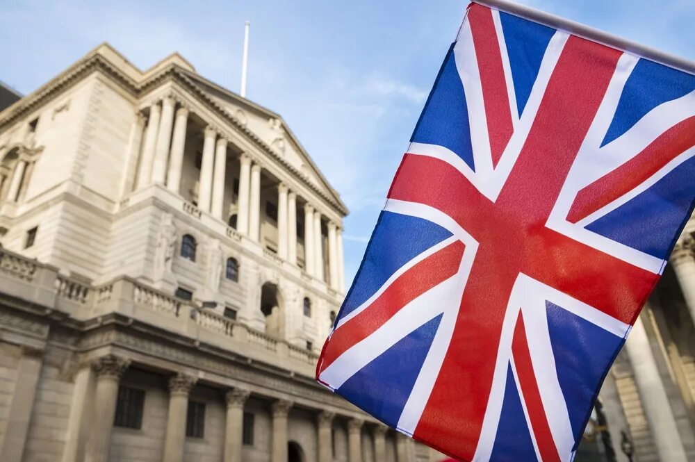 Цены британия. Администрация Британии. Великобритания лучшие места. The Bank of England. Флаг Великобритании на административном здании.