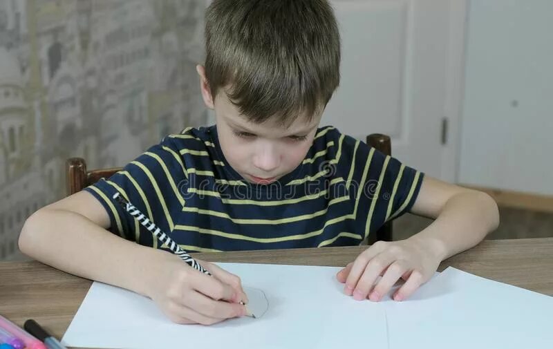 Мальчик в футболке сидит за столом. Мальчик 7лет сидит за столом с кружкпй в руке. Что поделать мальчику в 7 лет. Мальчик 7 лет сперми. За 3 минуты мальчик