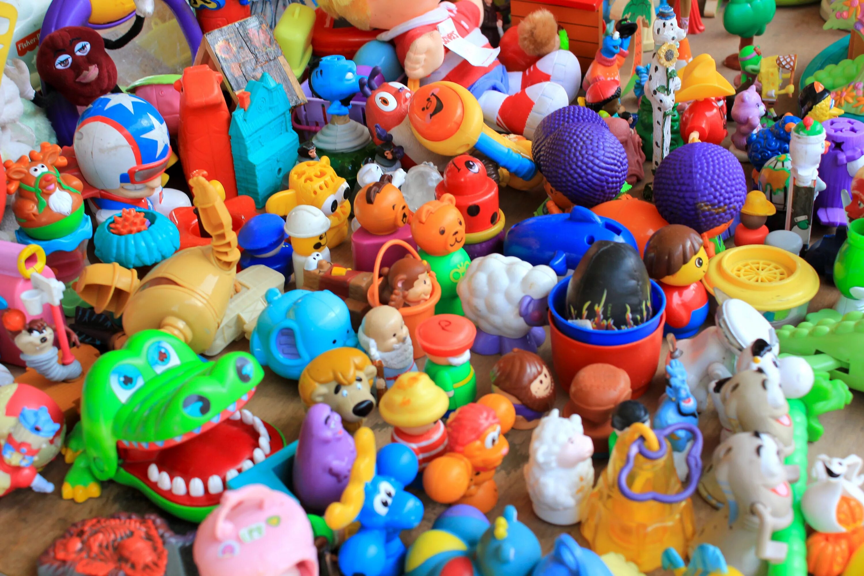 Toys photo. Пластиковые игрушки. Игрушки из пластмассы. Мелкие игрушки для детей. Много игрушек.