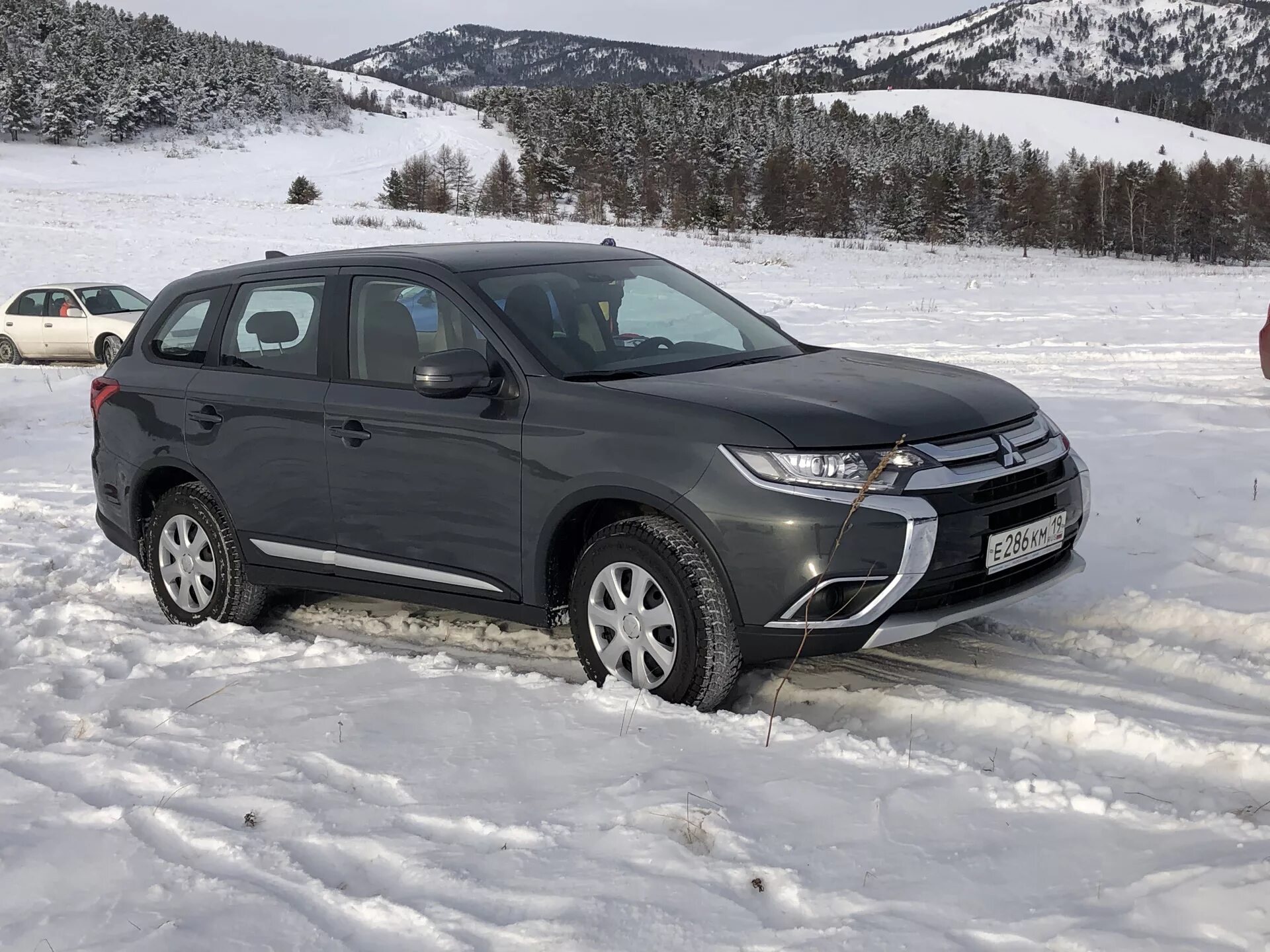 Mitsubishi outlander отзывы владельцев. Мицубиси Аутлендер 3. Митсубиши Аутлендер серый. Mitsubishi Outlander 2021 темно серый. Митсубиси Аутлендер 2015 серый.