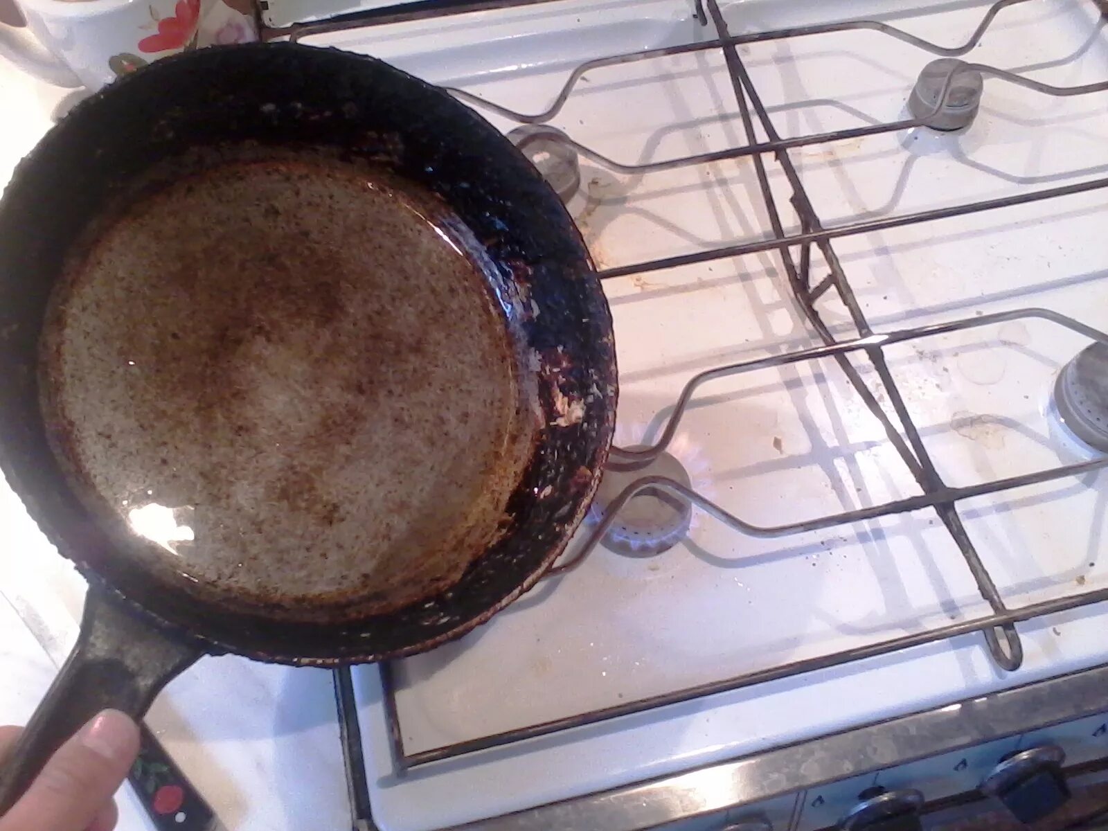 Алюминиевая сковорода с нагаром. Нагар на сковороде. Сковорода пригорела. Нагар на чугунной сковороде. Как очистить пригоревшую сковороду