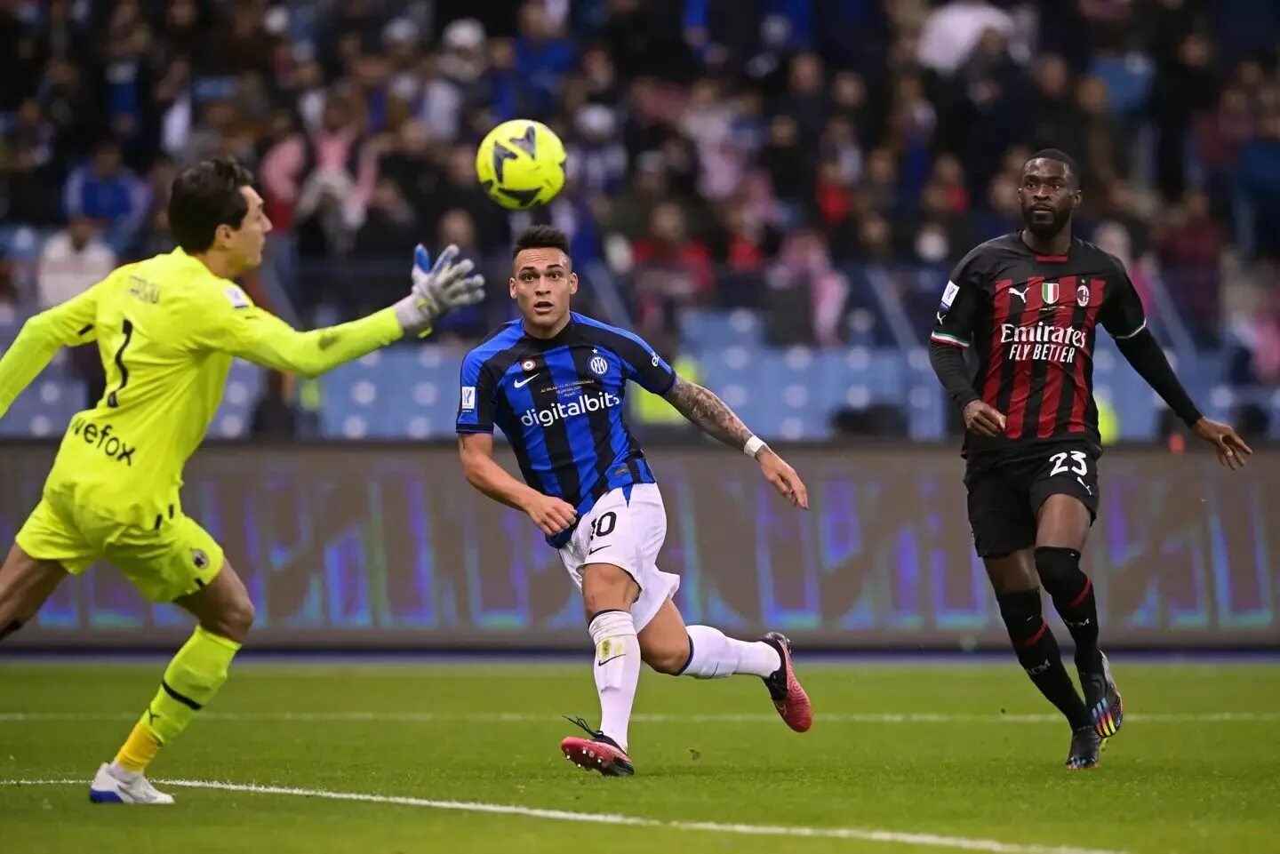 Футбол интер сегодня прямой эфир. Де анри интер бой. Ювентус интер. Napoli vs inter. Футбол интер сегодня прямой эфир.
