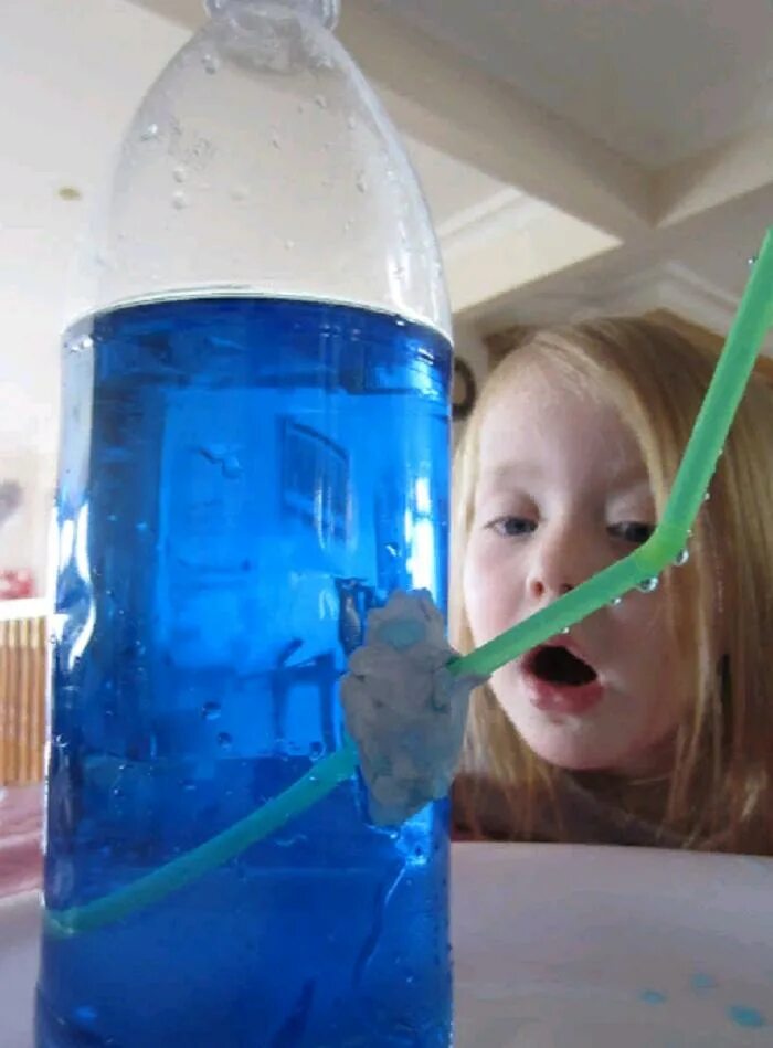 Сделать фонтан из трубочек. Фонтанчик из бутылки для детей. Опыт с бутылкой и водой. Эксперимент с трубочкой и водой. Эксперимент с пластиковыми бутылками.