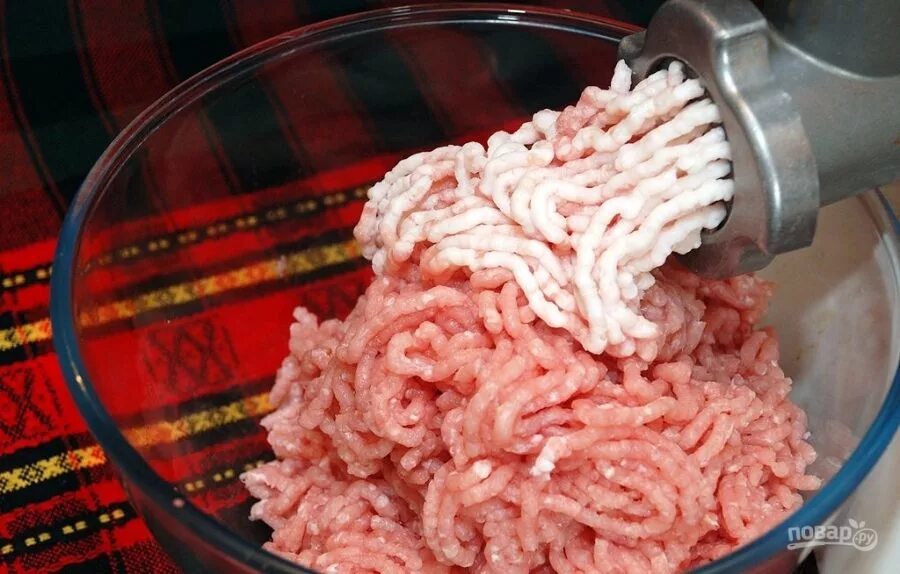 Как делать домашнюю колбасу через мясорубку. Прокрутить мясо через мясорубку.
