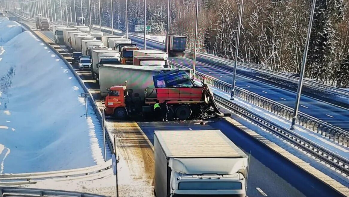 На трассе м11 сегодня. Авария москва санкт петербург. На трассе м11 сегодня. Отбойник на трассе. Авария на скоростной трассе москва санкт петербург.