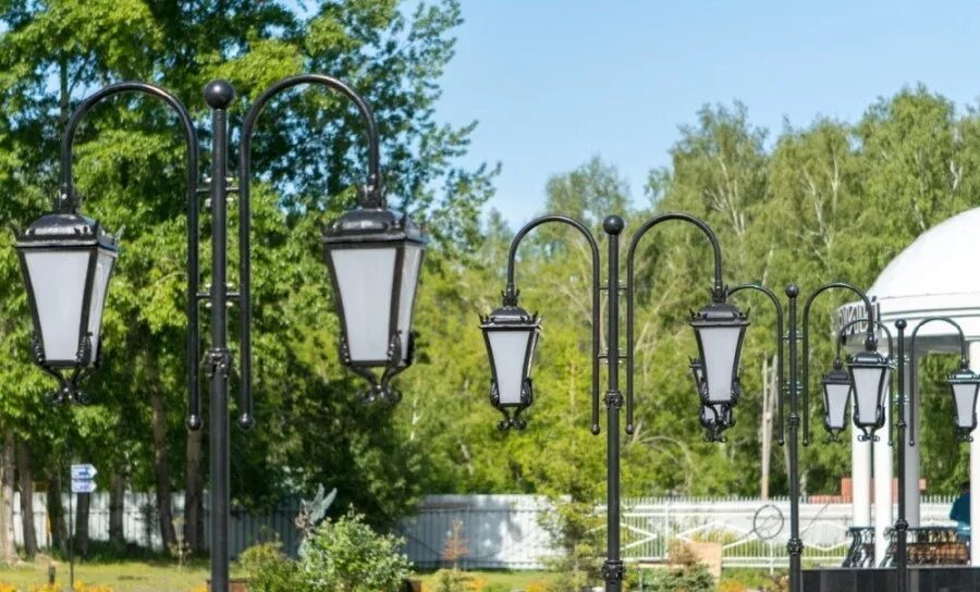Опора парковая ,h=4м,со светодиодным светильником армсвет. Uniel ufp-e11bn-600 black. Уличное освещение на столбах. Трехрожковый парковый фонарь. Опора садово парковых светильников.