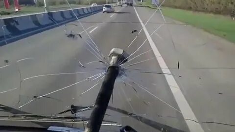 Прилетел камень в лобовое