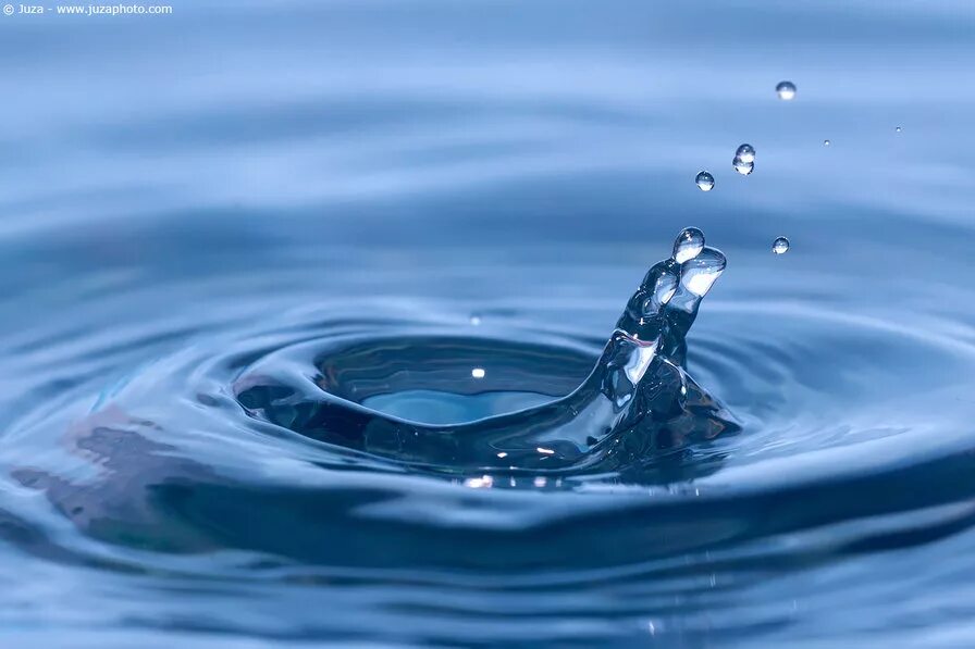 Падающая вода. Капля воды на водной глади. Падение капли в воду. Капли на водной глади.