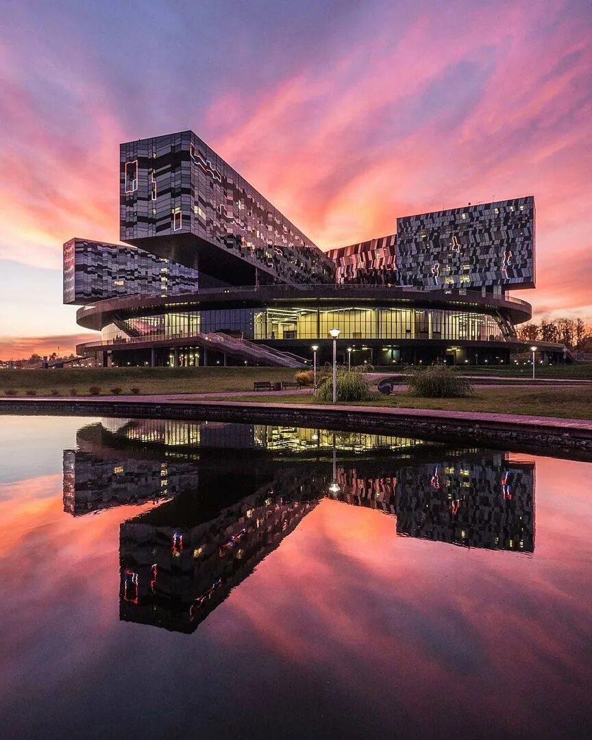 Научно исследовательские институты москвы. Научный центр в москве в сколково. Московская школа управления сколково. Технопарк сколково москва. Научный институт в москве.