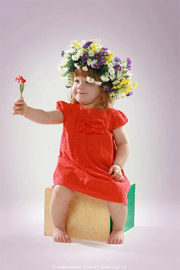 Дети цветов 1. Дети цветы жизни. Смешная девочка с цветком. Смешные дети с цветами. Смешная Девчушка с цветочком.