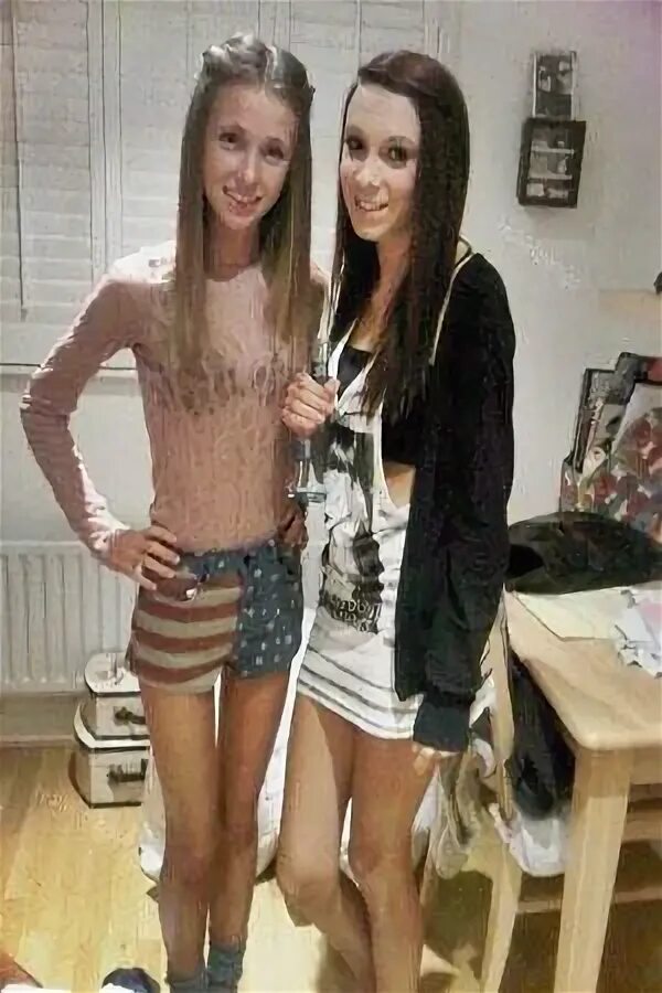 Подружки в юбочках. Две худых. Три худые девушки. Худые подружки. Высокие худые девушки.