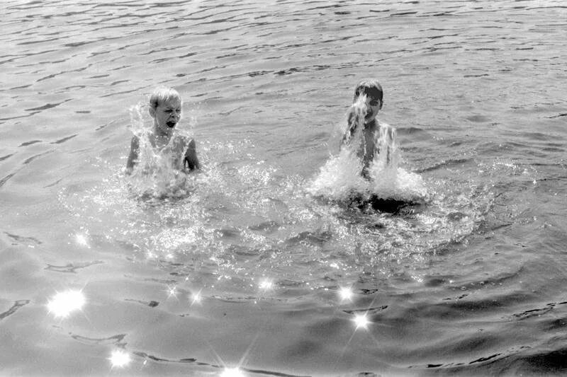 два купаются. девушки купаются в озере. два купаются. фотосессия на речке. подруги на пляже.