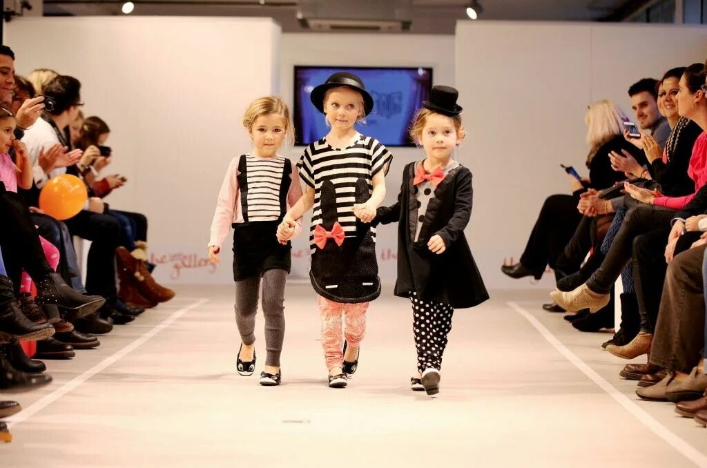 Детские шоу. Фото “show today” для детей. Kids showing watch. Детский показ мод. Children show.